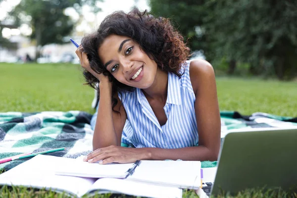 Encantadora Estudiante Africana Acostada Una Hierba Campus Estudiando Usando Una — Foto de Stock