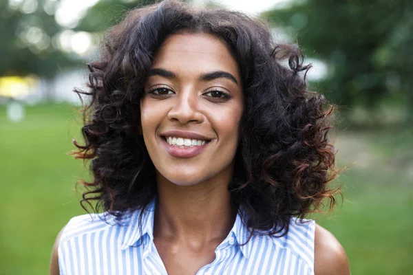 Imagem Jovem Menina Africana Sorridente Feliz Grama Livre Parque — Fotografia de Stock