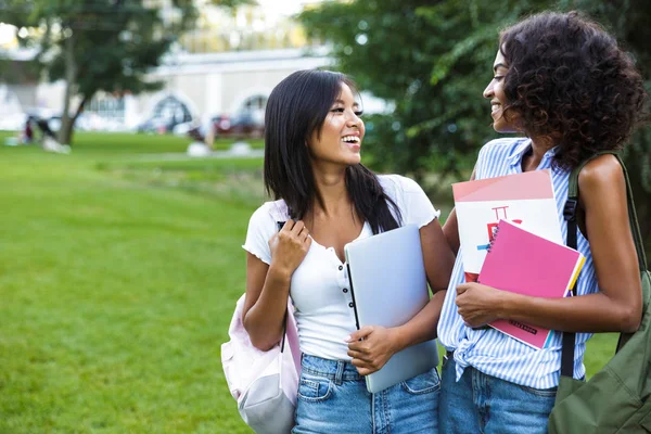 Due Giovani Studentesse Sorridenti Piedi All Aperto Parlando — Foto Stock