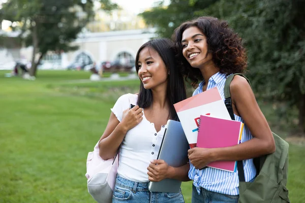 Duas Meninas Sorridentes Estudantes Livre Olhando Para Longe — Fotografia de Stock