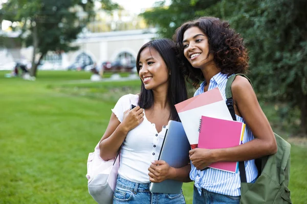 Imagen Jóvenes Amigos Sonrientes Felices Aire Libre Parque Mirando Lado — Foto de Stock