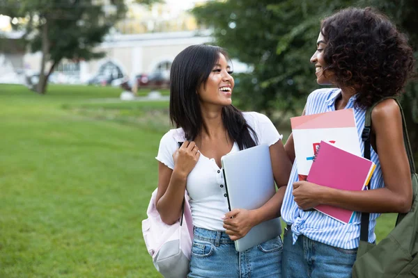 Due Ragazze Allegre Studenti Piedi All Aperto Parlando — Foto Stock