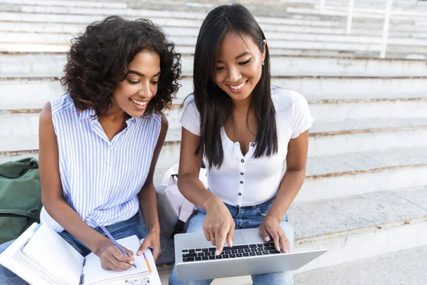 Duas Jovens Estudantes Felizes Sentadas Degraus Campus Estudando Com Computador — Fotografia de Stock