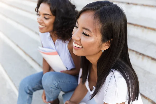 Primo Piano Due Giovani Studentesse Sorridenti Sedute Gradini All Aperto — Foto Stock