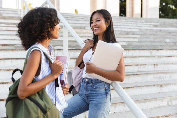 Imagen Jóvenes Amigos Sonrientes Felices Aire Libre Parque Hablando Entre — Foto de Stock