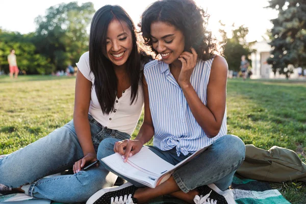 Image Happy Smiling Young Friends Girls Outdoors Park Doing Homework — Stock Photo, Image