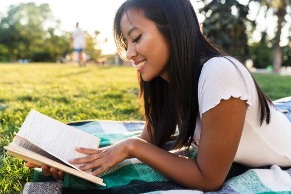 Bild Von Glücklich Lächelnden Jungen Asiatischen Mädchen Freien Park Lesebuch — Stockfoto