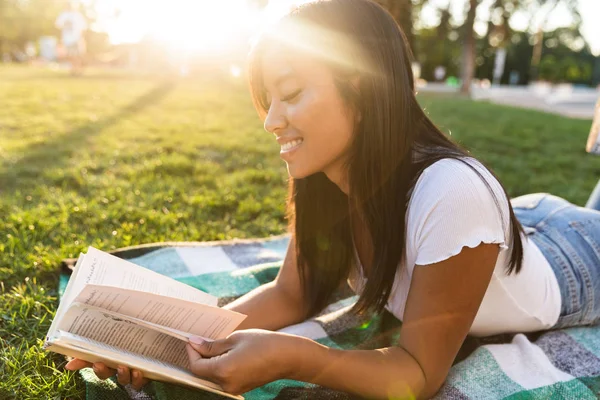 Immagine Felice Sorridente Ragazza Asiatica All Aperto Nel Parco Libro — Foto Stock