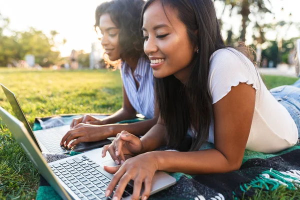 Bild Von Glücklich Lächelnden Jungen Freundinnen Freien Park Mit Laptop — Stockfoto