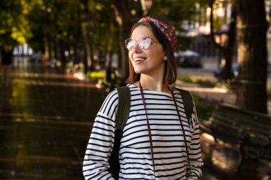 Heyecanlı genç güzel kadın açık havada yürüyüş fotoğraf makinesi ile görüntü.