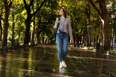 Heyecanlı güzel genç mutlu kadın açık havada yürüyüş sırt çantası ve kamera ile görüntü.