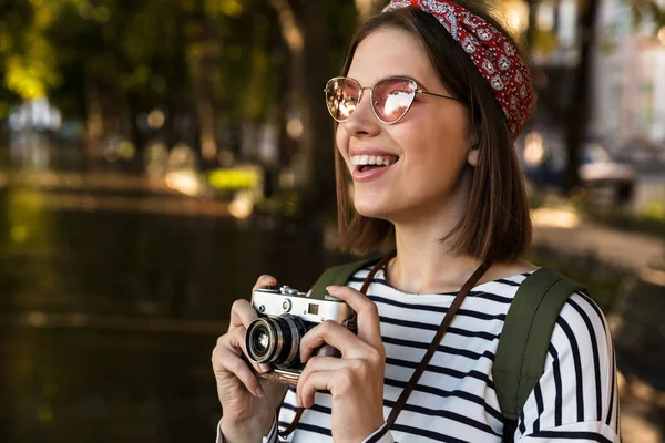 Bild Einer Aufgeregten Jungen Schönen Frau Die Mit Der Kamera — Stockfoto