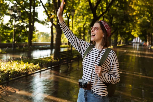 Imagen Joven Mujer Hermosa Emocionada Caminando Aire Libre Con Cámara —  Fotos de Stock