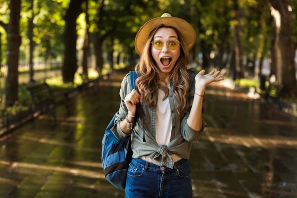 Obraz Podekscytowany Szoku Piękna Młoda Szczęśliwa Kobieta Chodzenie Zewnątrz Plecaka — Zdjęcie stockowe