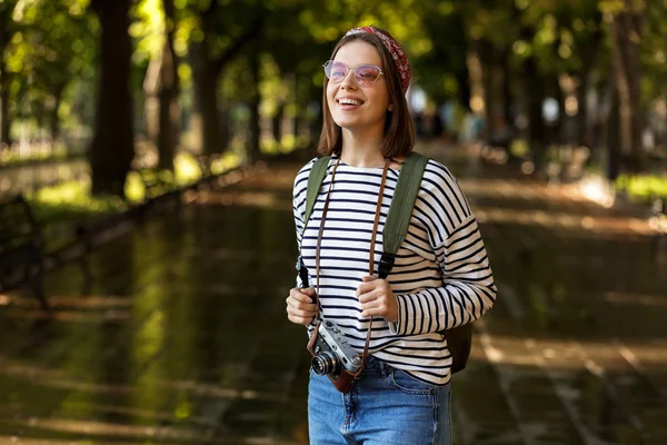 Imagem Bela Mulher Feliz Jovem Animado Andando Livre Com Mochila — Fotografia de Stock