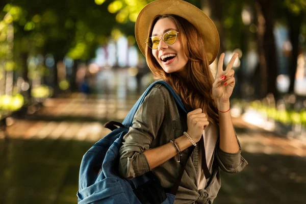 Imagen Hermosa Mujer Feliz Emocionada Caminando Aire Libre Con Mochila —  Fotos de Stock