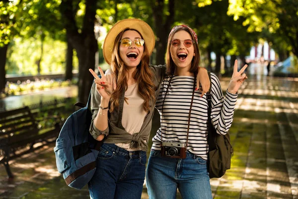 Obrazu Przyjaciół Podekscytowany Pięknych Młodych Kobiet Szczęśliwy Chodzenie Zewnątrz Plecaki — Zdjęcie stockowe
