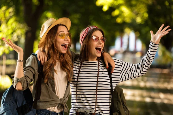 Imagen Mujeres Muy Jóvenes Felices Emocionadas Caminando Aire Libre Con —  Fotos de Stock