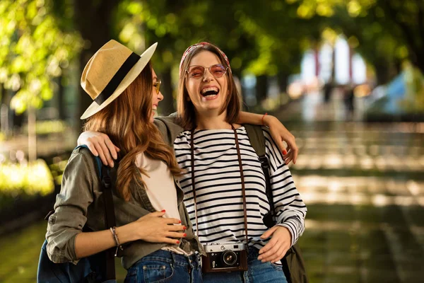 Imagen Mujeres Muy Jóvenes Felices Emocionadas Caminando Aire Libre Con —  Fotos de Stock