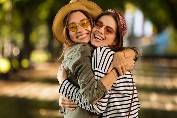 Immagine Giovani Donne Felici Eccitate Che Camminano All Aperto Abbracciate — Foto Stock