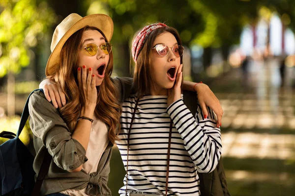 Imagem Mulheres Felizes Muito Jovens Animadas Amigos Andando Livre Com — Fotografia de Stock