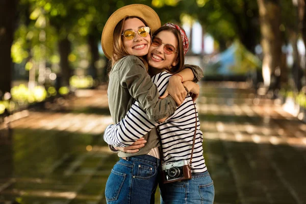 Imagem Mulheres Felizes Muito Jovens Animadas Amigos Andando Livre Abraçando — Fotografia de Stock