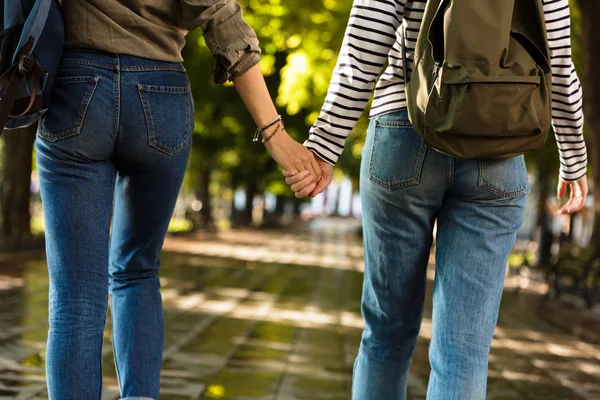 Foto Recortada Jóvenes Amigas Caminando Aire Libre Con Mochilas Cogidas — Foto de Stock