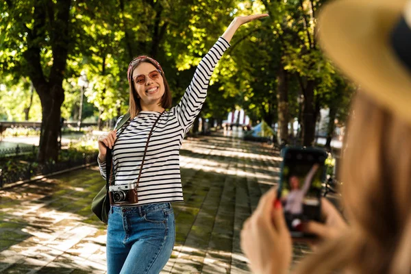 Foto Přátel Emocionální Roztomilé Slečny Chodí Venku Batohy Vyfotit Mobilem — Stock fotografie