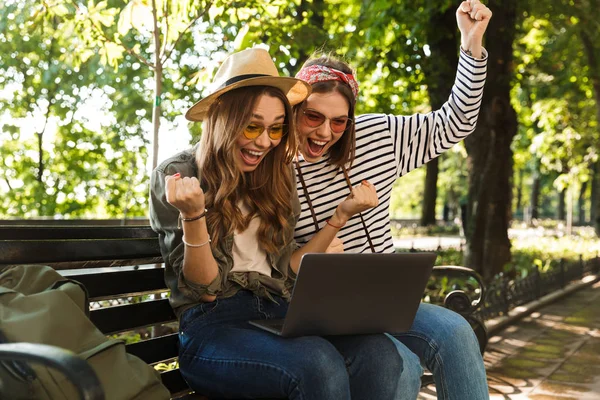 Foto Jovens Felizes Felizes Senhoras Felizes Amigos Livre Sentado Usando — Fotografia de Stock