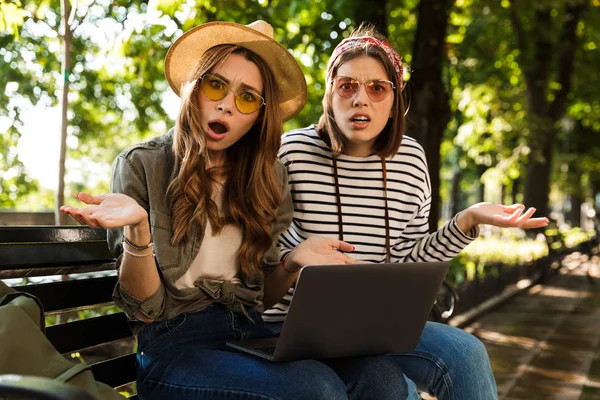 Foto Jóvenes Confundidas Damas Disgustadas Amigos Aire Libre Sentado Usando — Foto de Stock