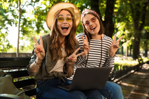 Foto Unga Känslomässigt Upphetsad Glada Damer Vänner Utomhus Sittande Använder — Stockfoto