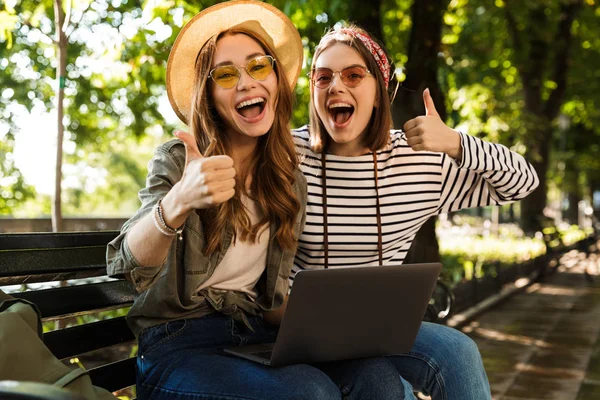 Foto Unga Känslomässigt Upphetsad Glada Damer Vänner Utomhus Sittande Använder — Stockfoto