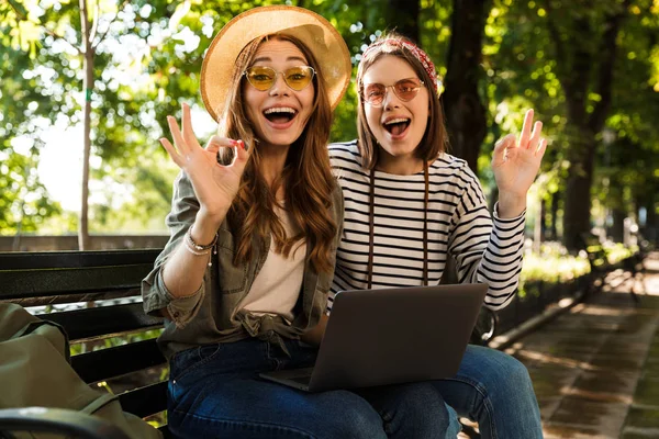 Foto Unga Känslomässigt Upphetsad Glada Damer Vänner Utomhus Sittande Använder — Stockfoto