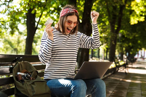 Fiatal Gyönyörű Fénykép Izgatott Boldog Asszony Kint Laptop Számítógép Segítségével — Stock Fotó