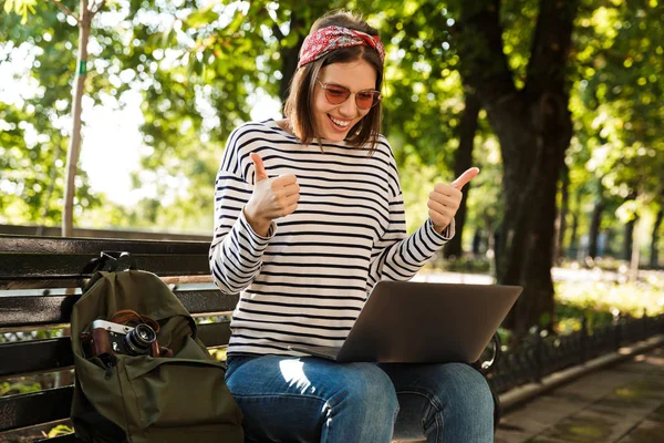 Foto Joven Hermosa Mujer Feliz Emocionada Aire Libre Sentado Usando —  Fotos de Stock