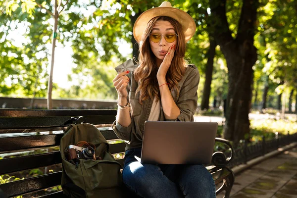 Foto Joven Hermosa Mujer Feliz Emocionada Aire Libre Sentado Usando — Foto de Stock