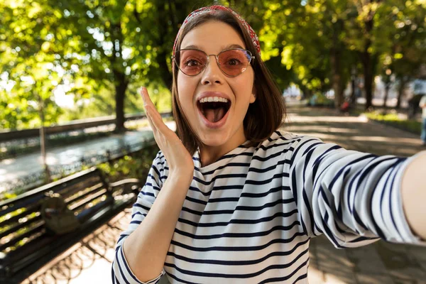 Foto Von Jungen Schönen Aufgeregten Schockierten Frau Freien Ein Selfie — Stockfoto