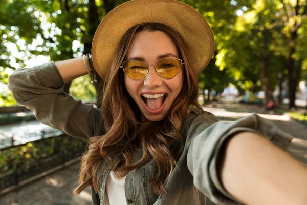 Photo Young Beautiful Excited Cute Woman Outdoors Take Selfie Camera — Stock Photo, Image
