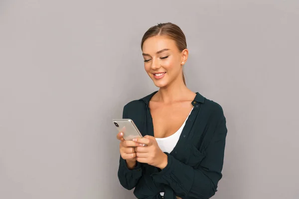 Imagem Alegre Feliz Empresário Jovem Posando Isolado Sobre Fundo Parede — Fotografia de Stock