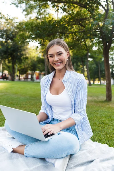 Imagen Hermosa Mujer Bonita Joven Parque Aire Libre Utilizando Ordenador —  Fotos de Stock