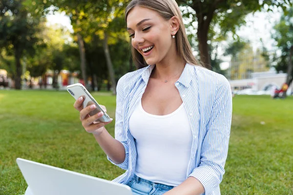 Imagem Bela Jovem Mulher Bonita Parque Livre Usando Computador Portátil — Fotografia de Stock