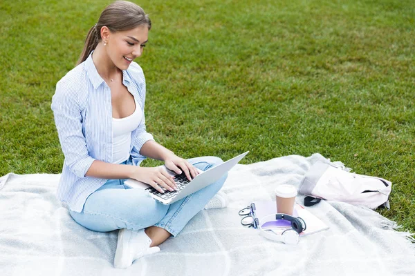 Image Beautiful Young Pretty Woman Park Outdoors Using Laptop Computer — Stock Photo, Image