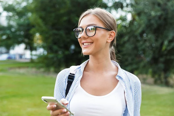 Foto Giovane Donna Felice Nel Parco All Aperto Utilizzando Telefono — Foto Stock