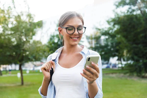 Foto Jovem Mulher Feliz Parque Livre Usando Telefone Celular — Fotografia de Stock