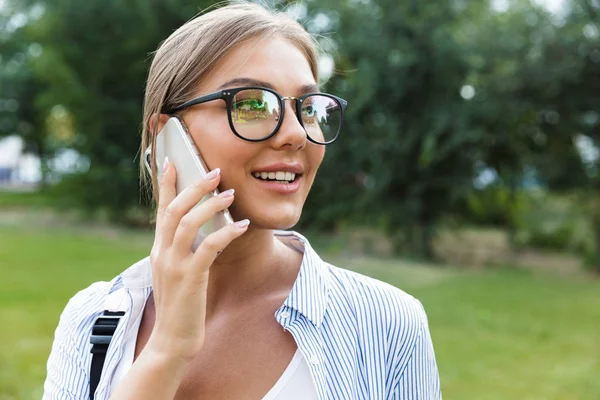 Foto Jovem Mulher Feliz Parque Livre Falando Por Telefone Celular — Fotografia de Stock