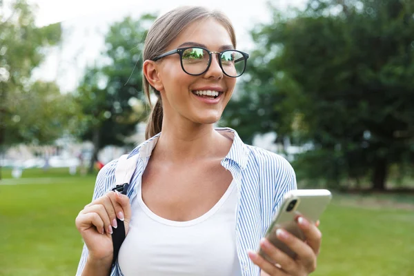 Foto Giovane Donna Felice Nel Parco All Aperto Utilizzando Telefono — Foto Stock