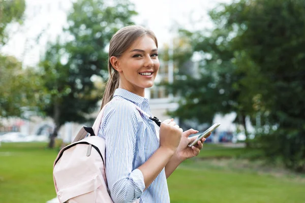 Jovem Alegre Carregando Mochila Passar Tempo Parque Usando Telefone Celular — Fotografia de Stock