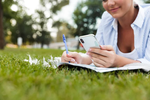Cropped Photo Young Woman Park Outdoors Mobile Phone — Stock Photo, Image