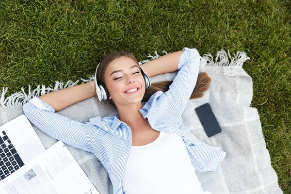 Park Açık Havada Dinleme Müzik Güzel Genç Güzel Kadın Görüntüsünü — Stok fotoğraf