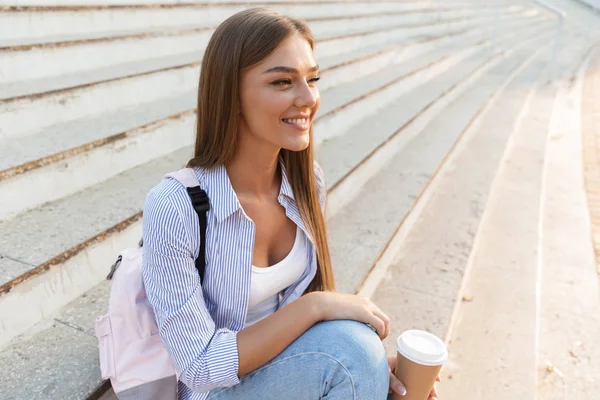 Primer Plano Una Bonita Joven Con Mochila Sosteniendo Café Para — Foto de Stock